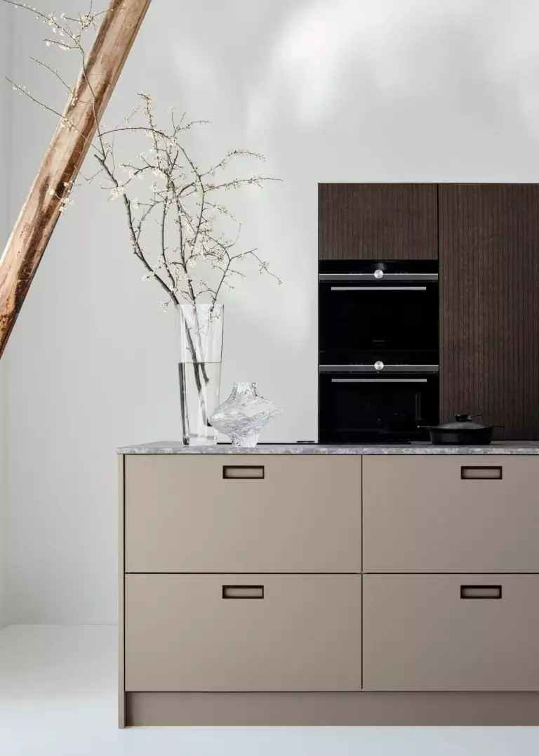 Avolia halftotal1 clay corisa darkoak kitchen kvik