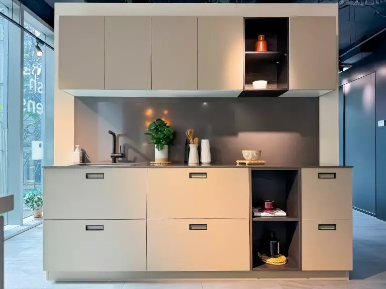 Display Avolia clay scaled